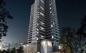 Studios Sofisticados com Ar, Cozinha, piscina, coworking e metrô a 5 min